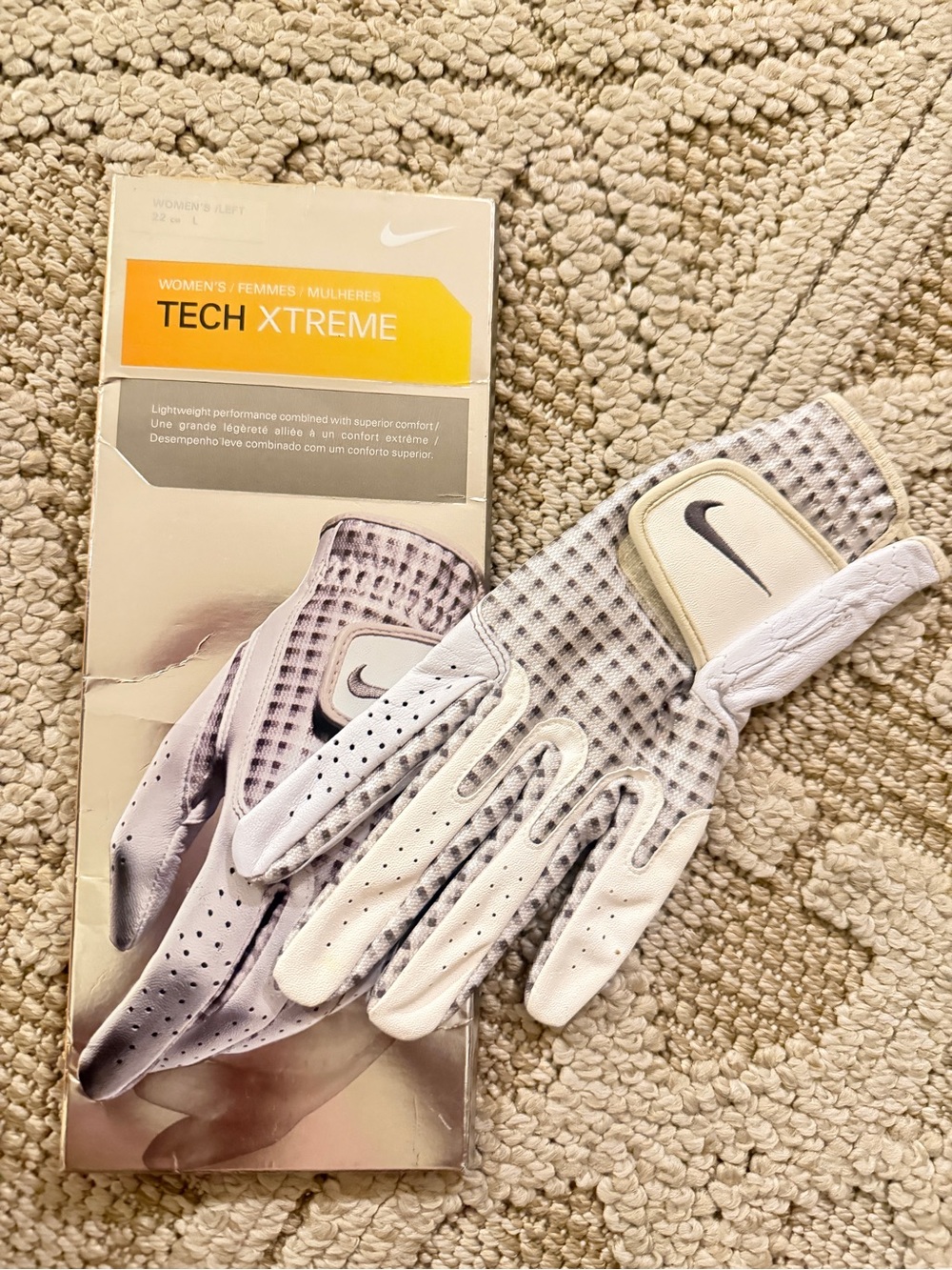 New Nike Tech Xtreme Women's Left Golf Glove in White/Light Gray